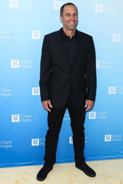 Amerikalı şarkıcı ve söz yazarı Jack Johnson, 27 Ekim 2022 'de Batı Hollywood, Los Angeles, Kaliforniya, ABD' deki Pacific Design Center 'da düzenlenen Umut Şehri 2022 Yaşam Ruhu galasına geldi.. 