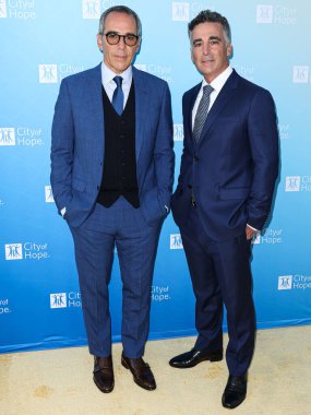 Cumhuriyet Kayıtları 'nın eş kurucusu, başkanı ve CEO' su Monte Lipman ve kardeşi / eş kurucusu, Cumhuriyet Kayıtları Başkanı ve COO başkanı Avery Lipman, 27 Ekim 2022 tarihinde Pasifik Tasarım Merkezi 'nde düzenlenen Umut Şehri 2022 Yaşam Ruhu galasına geldi. 