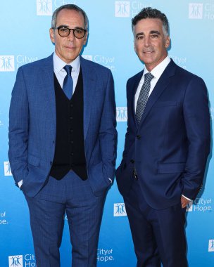 Cumhuriyet Kayıtları 'nın eş kurucusu, başkanı ve CEO' su Monte Lipman ve kardeşi / eş kurucusu, Cumhuriyet Kayıtları Başkanı ve COO başkanı Avery Lipman, 27 Ekim 2022 tarihinde Pasifik Tasarım Merkezi 'nde düzenlenen Umut Şehri 2022 Yaşam Ruhu galasına geldi. 