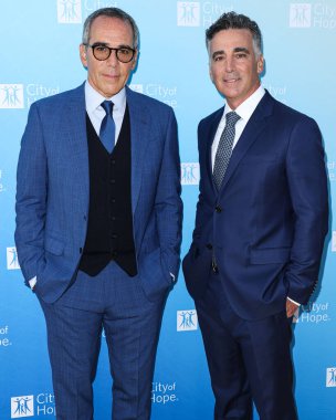 Cumhuriyet Kayıtları 'nın eş kurucusu, başkanı ve CEO' su Monte Lipman ve kardeşi / eş kurucusu, Cumhuriyet Kayıtları Başkanı ve COO başkanı Avery Lipman, 27 Ekim 2022 tarihinde Pasifik Tasarım Merkezi 'nde düzenlenen Umut Şehri 2022 Yaşam Ruhu galasına geldi. 