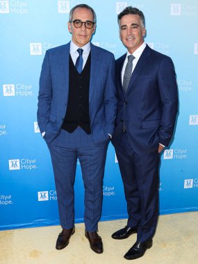 Cumhuriyet Kayıtları 'nın eş kurucusu, başkanı ve CEO' su Monte Lipman ve kardeşi / eş kurucusu, Cumhuriyet Kayıtları Başkanı ve COO başkanı Avery Lipman, 27 Ekim 2022 tarihinde Pasifik Tasarım Merkezi 'nde düzenlenen Umut Şehri 2022 Yaşam Ruhu galasına geldi. 