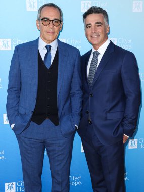 Cumhuriyet Kayıtları 'nın eş kurucusu, başkanı ve CEO' su Monte Lipman ve kardeşi / eş kurucusu, Cumhuriyet Kayıtları Başkanı ve COO başkanı Avery Lipman, 27 Ekim 2022 tarihinde Pasifik Tasarım Merkezi 'nde düzenlenen Umut Şehri 2022 Yaşam Ruhu galasına geldi. 