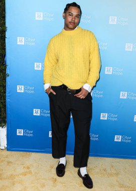 İngiliz şarkıcı Sekou Sylla, 27 Ekim 2022 tarihinde Batı Hollywood, Los Angeles, Kaliforniya, ABD 'de düzenlenen Pasifik Tasarım Merkezi' nde düzenlenen Umut Şehri 2022 Yaşam Ruhu galasına geldi.