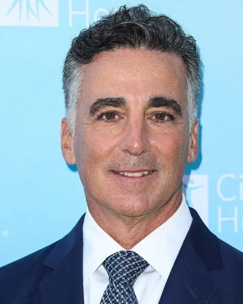 Cumhuriyet Kayıtları 'nın eş kurucusu, başkanı ve COO üyesi Avery Lipman, 27 Ekim 2022' de Amerika Birleşik Devletleri 'nin Batı Hollywood, Los Angeles, Kaliforniya, ABD' deki Pacific Design Center 'da düzenlenen Umut Şehri 2022 Yaşam Ruhu galasına geldi..