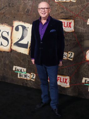İngiliz film yönetmeni Harry Bradbeer, Netflix 'in' Enola Holmes 2 'adlı filminin dünya prömiyerine 27 Ekim 2022' de Manhattan, New York, ABD 'deki The Paris Theater' da geldi..