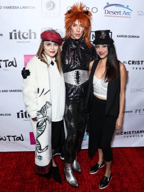 Taryn Manning, Amerikalı medya girişimcisi ve ünlü moda tasarımcısı Derek Warburton ve Robyn Newmark, 28 Ekim 2022 'de SLS Hotel Beverly Hills' de düzenlenen Boo2Zorbalık 'ın 4.