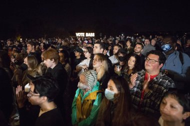 27 Ekim 2022 'de Playa Vista Central Park Bandshell' de düzenlenen Playa Vista İşçi Aileleri Partisi 'nin ev sahipliğini yaptığı ABD' li Senatör Bernie Sanders 'ın sunduğu Los Angeles Belediye Başkanı adayı Karen Bass GOTV Rallisi genel görünümü