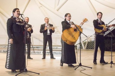 27 Ekim 2022 'de Playa Vista Central Park Bandshell' de düzenlenen Playa Vista İşçi Aileleri Partisi 'nin ev sahipliğini yaptığı ABD' li Senatör Bernie Sanders 'ın sunduğu Los Angeles Belediye Başkanı adayı Karen Bass GOTV Rallisi genel görünümü