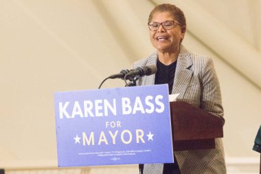 Amerikalı politikacı / ABD Temsilcisi Karen Bass (D-CA), Playa Vista Centr 'de düzenlenen ve ABD' li Senatör Bernie Sanders 'ın ev sahipliğinde düzenlenen Los Angeles Belediye Başkanı adayı Karen Bass GOTV Rallisi' nde konuşuyor.
