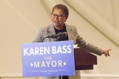 Amerikalı politikacı / ABD Temsilcisi Karen Bass (D-CA), Playa Vista Centr 'de düzenlenen ve ABD' li Senatör Bernie Sanders 'ın ev sahipliğinde düzenlenen Los Angeles Belediye Başkanı adayı Karen Bass GOTV Rallisi' nde konuşuyor.