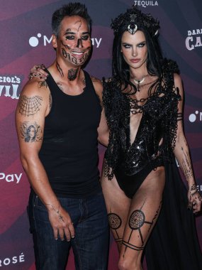 Richard Lee ve kız arkadaşı / Brezilyalı model Alessandra Ambrosio Darren Dzienciol 'un CARN' ına geldiler * EVIL Cadılar Bayramı Partisi Alessandra Ambrosio 'nun ev sahipliğinde 29 Ekim 2022 tarihinde Bel Air, Los Angeles, Kaliforniya, ABD' de özel bir konutta düzenlendi.. 