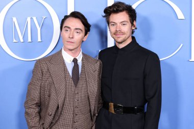 İngiliz aktör David Dawson ve Gucci takım elbiseli İngiliz şarkıcı-söz yazarı Harry Styles, 1 Kasım 2022 'de Westwood, Los Angeles' taki Regency Bruin Tiyatrosu 'nda düzenlenen 
