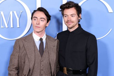İngiliz aktör David Dawson ve Gucci takım elbiseli İngiliz şarkıcı-söz yazarı Harry Styles, 1 Kasım 2022 'de Westwood, Los Angeles' taki Regency Bruin Tiyatrosu 'nda düzenlenen 