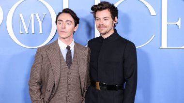 İngiliz aktör David Dawson ve Gucci takım elbiseli İngiliz şarkıcı-söz yazarı Harry Styles, 1 Kasım 2022 'de Westwood, Los Angeles' taki Regency Bruin Tiyatrosu 'nda düzenlenen 
