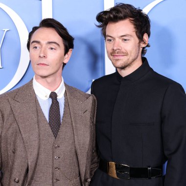 İngiliz aktör David Dawson ve Gucci takım elbiseli İngiliz şarkıcı-söz yazarı Harry Styles, 1 Kasım 2022 'de Westwood, Los Angeles' taki Regency Bruin Tiyatrosu 'nda düzenlenen 