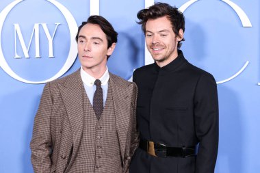İngiliz aktör David Dawson ve Gucci takım elbiseli İngiliz şarkıcı-söz yazarı Harry Styles, 1 Kasım 2022 'de Westwood, Los Angeles' taki Regency Bruin Tiyatrosu 'nda düzenlenen 