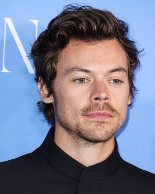 İngiliz şarkıcı, söz yazarı ve aktör Harry Styles, Gucci takımı giyen Los Angeles 'taki Amazon Prime Video' nun 