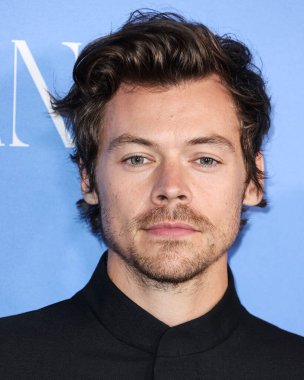 İngiliz şarkıcı, söz yazarı ve aktör Harry Styles, Gucci takımı giyen Los Angeles 'taki Amazon Prime Video' nun 