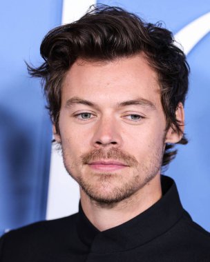 İngiliz şarkıcı, söz yazarı ve aktör Harry Styles, Gucci takımı giyen Los Angeles 'taki Amazon Prime Video' nun 