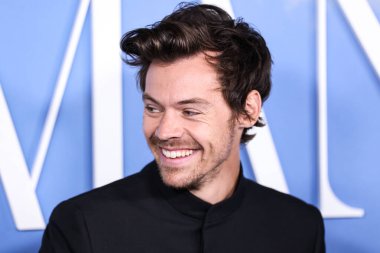 İngiliz şarkıcı, söz yazarı ve aktör Harry Styles, Gucci takımı giyen Los Angeles 'taki Amazon Prime Video' nun 