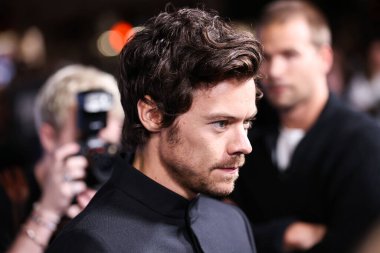 İngiliz şarkıcı, söz yazarı ve aktör Harry Styles, Gucci takımı giyen Los Angeles 'taki Amazon Prime Video' nun 