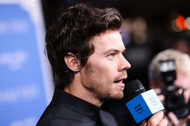 İngiliz şarkıcı, söz yazarı ve aktör Harry Styles, Gucci takımı giyen Los Angeles 'taki Amazon Prime Video' nun 