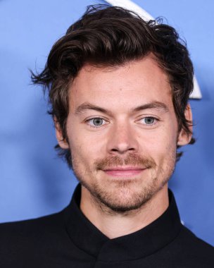 İngiliz şarkıcı, söz yazarı ve aktör Harry Styles, Gucci takımı giyen Los Angeles 'taki Amazon Prime Video' nun 