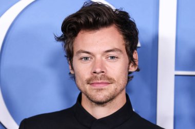 İngiliz şarkıcı, söz yazarı ve aktör Harry Styles, Gucci takımı giyen Los Angeles 'taki Amazon Prime Video' nun 