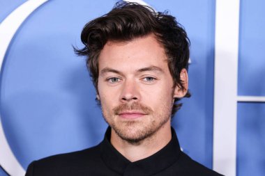 İngiliz şarkıcı, söz yazarı ve aktör Harry Styles, Gucci takımı giyen Los Angeles 'taki Amazon Prime Video' nun 
