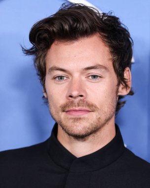 İngiliz şarkıcı, söz yazarı ve aktör Harry Styles, Gucci takımı giyen Los Angeles 'taki Amazon Prime Video' nun 