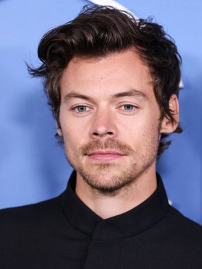 İngiliz şarkıcı, söz yazarı ve aktör Harry Styles, Gucci takımı giyen Los Angeles 'taki Amazon Prime Video' nun 