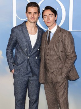 Amerikalı televizyon yapımcısı ve eski profesyonel futbolcu Robbie Rogers ve İngiliz aktör David Dawson, 1 Kasım 2022 'de Regency Bruin Theatre' da düzenlenen 