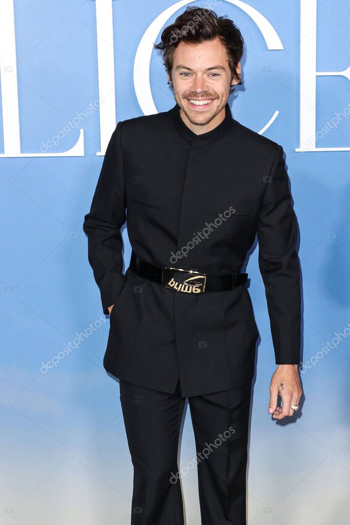 Cantante Compositor Actor Ingles Harry Styles Con Traje Gucci Llega Foto editorial de stock imagepressagency 619344192