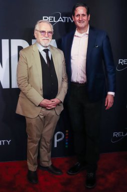 Brian Cox ve Lex Miron, 1 Kasım 2022 'de Manhattan, New York, New York, ABD' deki IPIC Fulton Market NYC Tiyatrosu 'nda düzenlenen İzafiyet Medyası ve Tavuskuşu' nun 