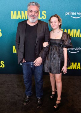 İngiliz oyun yazarı, senarist ve film yönetmeni Jez Butterworth ve kızı Mable Butterworth, 2 Kasım 2022 'de Batı Hollywood EDITION Oteli' nde düzenlenen Amazon Prime Video 'nun Memelileri' nin 1. sezonunun Los Angeles galasına geldiler. 