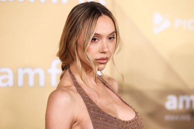 Alexis Ren, 3 Kasım 2022 'de Batı Hollywood, Los Angeles, ABD' deki Pasifik Tasarım Merkezi 'nde düzenlenen 2022 amfAR galasına ulaşır..