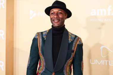 Aloe Blacc, Los Angeles 'taki 2022 amfAR galasına 3 Kasım 2022' de Batı Hollywood, Los Angeles, ABD 'deki Pasifik Tasarım Merkezi' nde ulaştı..