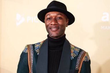 Aloe Blacc, Los Angeles 'taki 2022 amfAR galasına 3 Kasım 2022' de Batı Hollywood, Los Angeles, ABD 'deki Pasifik Tasarım Merkezi' nde ulaştı..