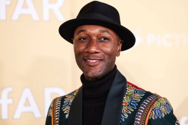 Aloe Blacc, Los Angeles 'taki 2022 amfAR galasına 3 Kasım 2022' de Batı Hollywood, Los Angeles, ABD 'deki Pasifik Tasarım Merkezi' nde ulaştı..