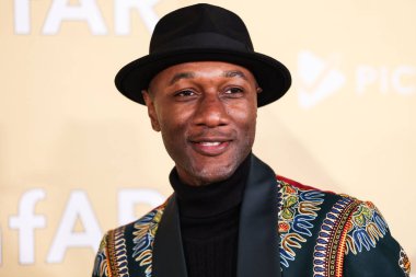 Aloe Blacc, Los Angeles 'taki 2022 amfAR galasına 3 Kasım 2022' de Batı Hollywood, Los Angeles, ABD 'deki Pasifik Tasarım Merkezi' nde ulaştı..
