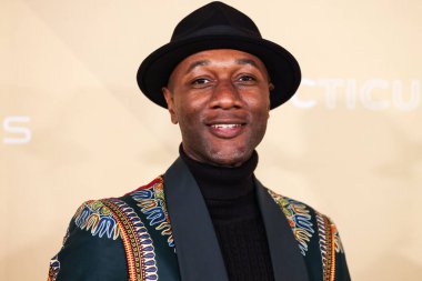 Aloe Blacc, Los Angeles 'taki 2022 amfAR galasına 3 Kasım 2022' de Batı Hollywood, Los Angeles, ABD 'deki Pasifik Tasarım Merkezi' nde ulaştı..
