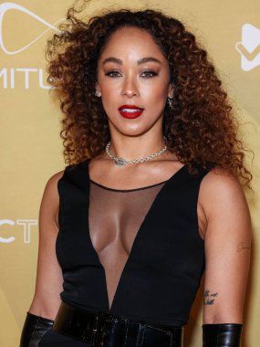 Hayley Law, Los Angeles Pasifik Tasarım Merkezi 'nde 3 Kasım 2022' de düzenlenen 2022 amfAR Galası 'na ulaşır.. 