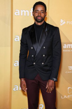 Jay Ellis, 3 Kasım 2022 'de Batı Hollywood, Los Angeles, ABD' deki Pasifik Tasarım Merkezi 'nde düzenlenen 2022 amfAR Galası' na ulaşır.. 