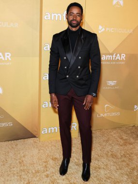 Jay Ellis, 3 Kasım 2022 'de Batı Hollywood, Los Angeles, ABD' deki Pasifik Tasarım Merkezi 'nde düzenlenen 2022 amfAR Galası' na ulaşır.. 