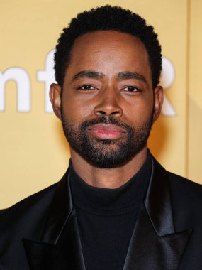 Jay Ellis, 3 Kasım 2022 'de Batı Hollywood, Los Angeles, ABD' deki Pasifik Tasarım Merkezi 'nde düzenlenen 2022 amfAR Galası' na ulaşır.. 