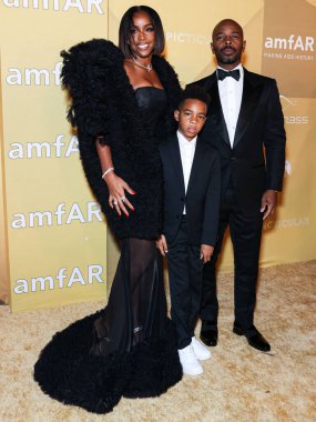 Kelly Rowland, oğlu Titan Jewell Weatherspoon ve kocası Tim Witherspoon 3 Kasım 2022 'de Los Angeles Pasifik Tasarım Merkezi' nde düzenlenen 2022 amfAR galasına geldiler..