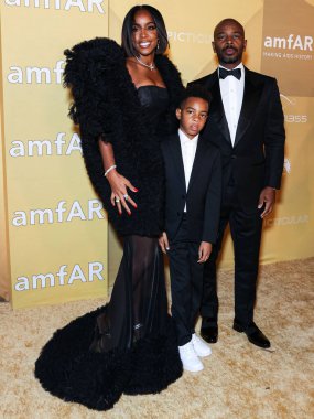 Kelly Rowland, oğlu Titan Jewell Weatherspoon ve kocası Tim Witherspoon 3 Kasım 2022 'de Los Angeles Pasifik Tasarım Merkezi' nde düzenlenen 2022 amfAR galasına geldiler..
