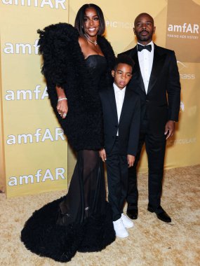 Kelly Rowland, oğlu Titan Jewell Weatherspoon ve kocası Tim Witherspoon 3 Kasım 2022 'de Los Angeles Pasifik Tasarım Merkezi' nde düzenlenen 2022 amfAR galasına geldiler..