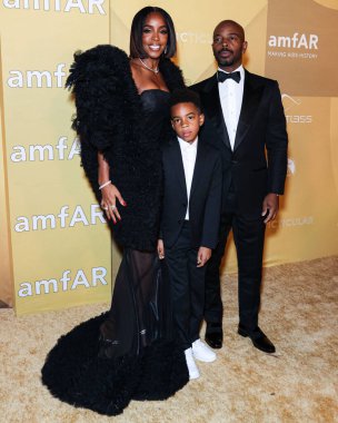 Kelly Rowland, oğlu Titan Jewell Weatherspoon ve kocası Tim Witherspoon 3 Kasım 2022 'de Los Angeles Pasifik Tasarım Merkezi' nde düzenlenen 2022 amfAR galasına geldiler..