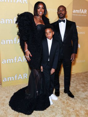 Kelly Rowland, oğlu Titan Jewell Weatherspoon ve kocası Tim Witherspoon 3 Kasım 2022 'de Los Angeles Pasifik Tasarım Merkezi' nde düzenlenen 2022 amfAR galasına geldiler..